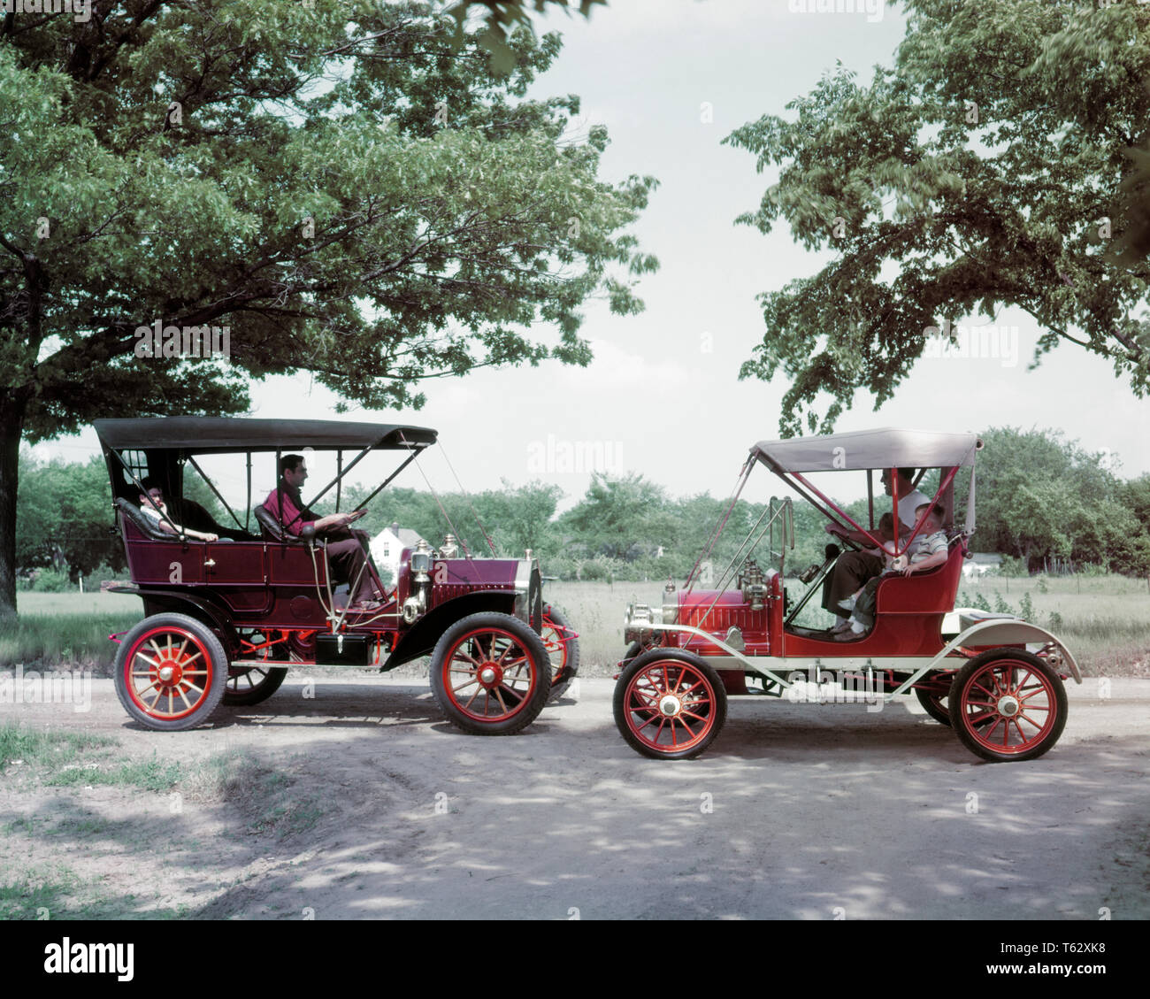 Années 1950 Années 1910 CIRCA DEUX AUTOMOBILES ANTIQUES AVEC LA SILHOUETTE ANONYME ET CONDUIRE LES HOMMES GARÇON PASSAGERS RENCONTRÉS SUR ROUTE - km180 HAR001 HARS PASSAGERS PASSAGERS RURAL UNITED STATES COPIE ESPACE PERSONNES SCENIC UNITED STATES OF AMERICA MÂLES AUTOMOBILE TRANSPORT DE COMPÉTENCE DES PILOTES AMERICANA PÈRES ACTIVITÉ AVENTURE D'INTÉRÊT ET HOBBIES HOBBY SILHOUETTÉ PAPAS EXCITATION PASSE-TEMPS PASSE-TEMPS CONNAISSANCES PLAISIR SUR LES ANTIQUITÉS D'ENTRAÎNEMENT MOTEURS AUTOMOBILES DE COLLECTION DIMANCHE COLLECTIONNEURS VÉHICULES VOITURE SANS CHEVAUX ANONYMOUS vers vos accessoires de juvéniles de l'origine ethnique caucasienne AMATEUR restauré de relaxation Banque D'Images