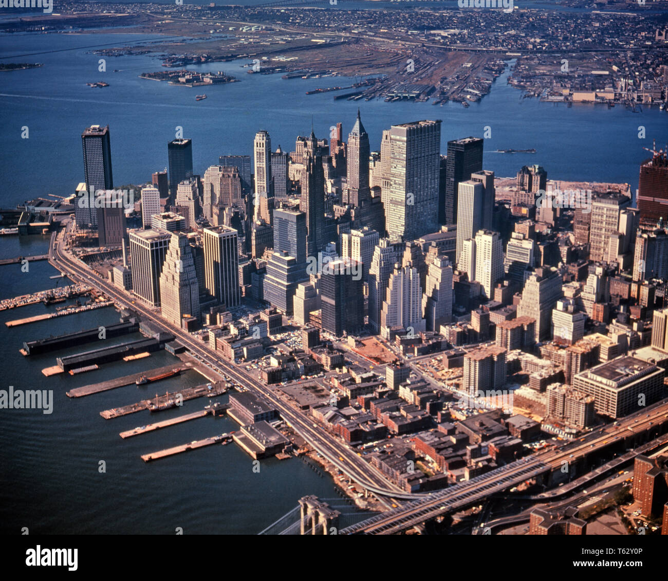 1970 VUE AÉRIENNE DU SUD-OUEST DU CENTRE-VILLE DE MANHATTAN LOOK FINANCIAL DISTRICT WORLD TRADE CENTER EN CONSTRUCTION - KR15706 KRU001 HARS VOYAGES USA NYC REAL ESTATE CÔTE EST DES STRUCTURES DE NEW YORK NEW YORK CITY AU SUD-OUEST DE L'ÉDIFICE PRÈS DU COMMERCE VUE AÉRIENNE DE LA RIVIÈRE HUDSON DISTRICT OLD FASHIONED PIERS Banque D'Images