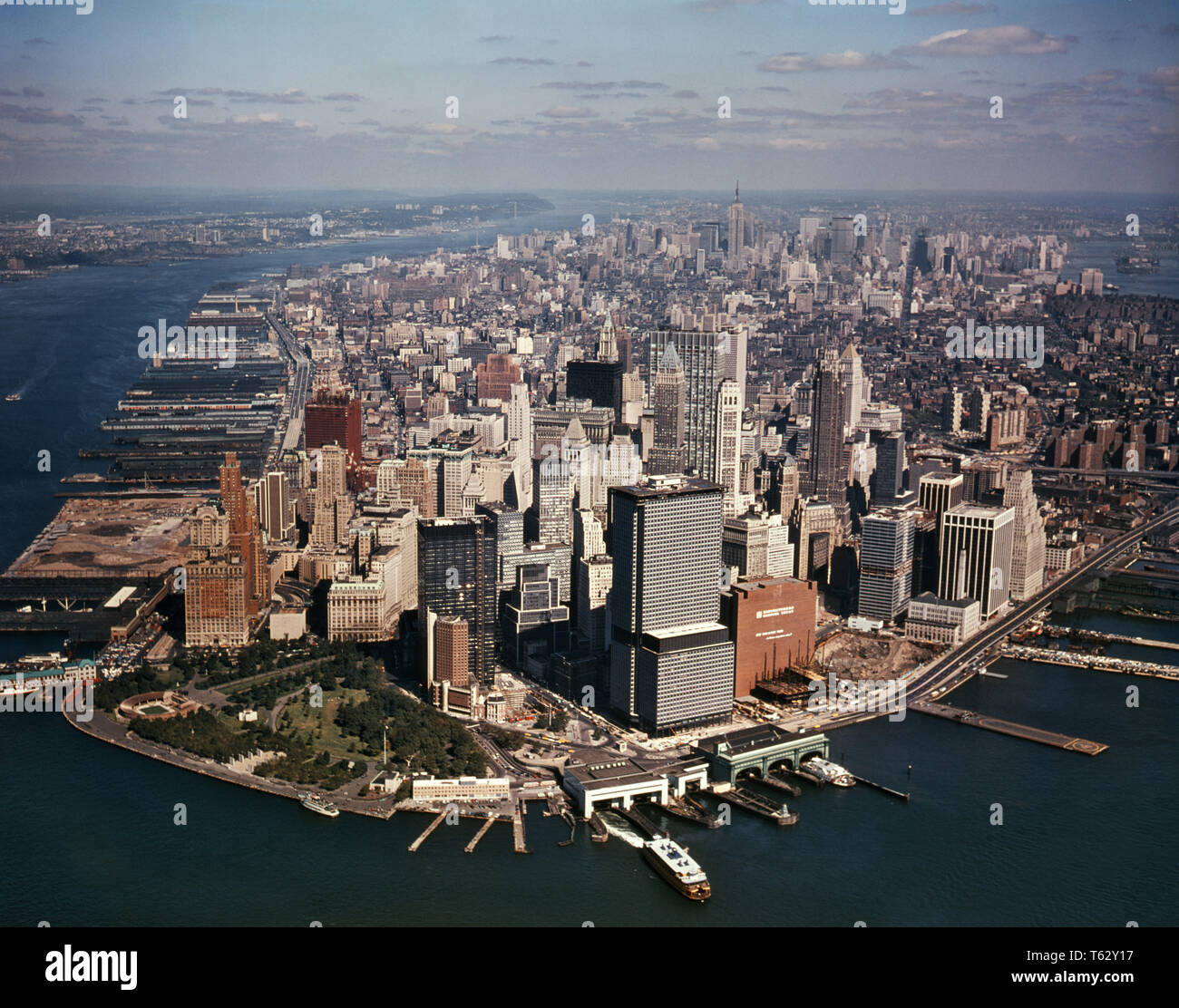 1970 CENTRE-VILLE DE MANHATTAN À L'ANTENNE DE BATTERY PARK WORLD TRADE CENTER EN CONSTRUCTION NYC USA - KR15724 KRU001 HARS, États-Unis d'Amérique AMÉRIQUE DU NORD NEW YORK DES BÂTIMENTS DU CENTRE-VILLE DE PORT LA LIBERTÉ DE L'AMÉRIQUE DU NORD LA STRUCTURE OBJECTIFS RÊVES CENTRE URBAIN HIGH ANGLE PROPRIÉTÉ AVENTURE EXCITATION PROGRÈS GOTHAM AU NORD-EST DE L'INNOVATION VOYAGE États-unis BATTERIE OCCASION FIERTÉ IMMOBILIER NYC NEW YORK SUR LA CÔTE EST DE L'édifice de l'IMAGINATION DES STRUCTURES VILLES NEW YORK LA CRÉATIVITÉ DES STATIONS DE CROISSANCE VUE AÉRIENNE DU QUARTIER FINANCIER DE LA RIVIÈRE EAST HUDSON RIVER Lower Manhattan old fashioned Banque D'Images