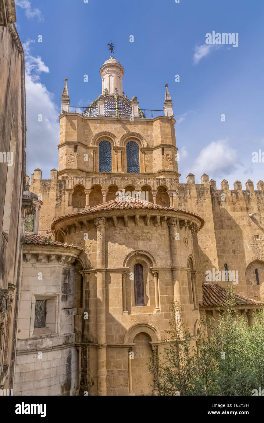 Coimbra / Portugal - 0404 2019 : vue sur la façade latérale et coupole de l'édifice gothique de la cathédrale de Coimbra, Coimbra ville et ciel comme arrière-plan, P Banque D'Images
