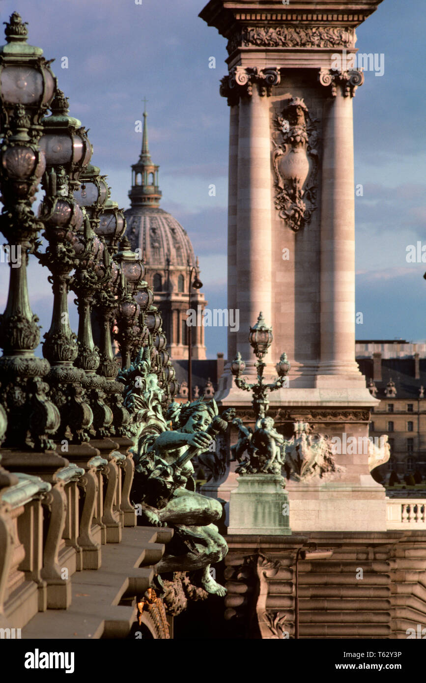 1980 Pont Alexandre III BAROQUE PONT SUR SEINE GRAND PALAIS EN ARRIÈRE-PLAN PARIS FRANCE - KR69026002 NET HARS CENTRES URBAINS Banque D'Images