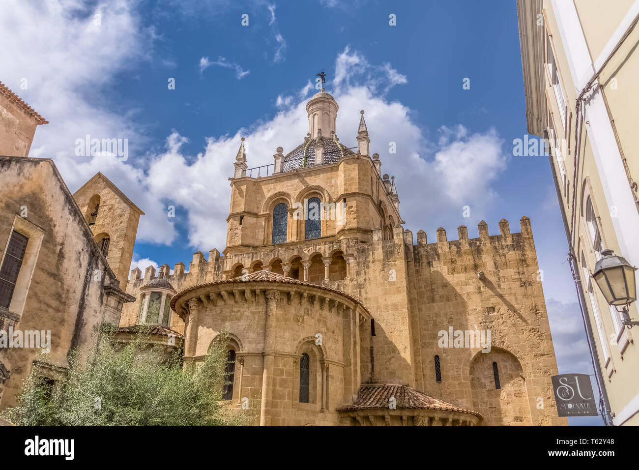 Coimbra / Portugal - 0404 2019 : vue sur la façade latérale et coupole de l'édifice gothique de la cathédrale de Coimbra, Coimbra ville et ciel comme arrière-plan, P Banque D'Images