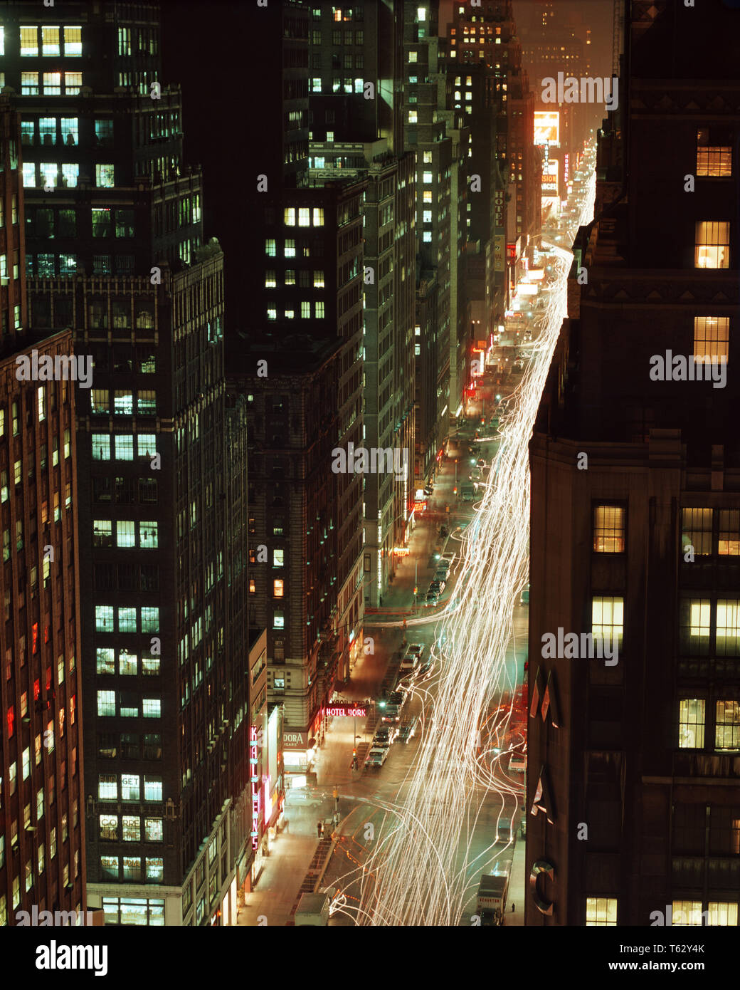 1970 PHOTO DE NUIT EN DIRECTION NORD SUR LA 7E AVENUE À PARTIR DE MAINTENANT LE TOIT STATLER HILTON HOTEL NEW YORK - kr8110 RSS001 extérieur nord-est de la propriété de HARS GOTHAM VOYAGE USA NYC REAL ESTATE 7ÈME CÔTE EST DES STRUCTURES DE NEW YORK LA VILLE DE NEW YORK DES VILLES D'ÉDIFICE DONNANT SUR LA VILLE DE NEW YORK VUE AÉRIENNE STATIONS BIG APPLE Old Fashioned Banque D'Images