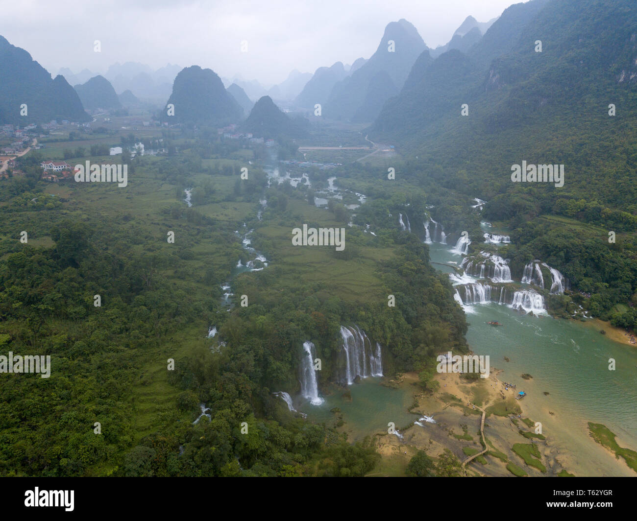 Belle cascade. Ou la chute d'eau de Ban Gioc waterfall Detian est vue nom de deux chutes d'eau à border Cao Bang, Vietnam et Chine, comté de Daxin Banque D'Images