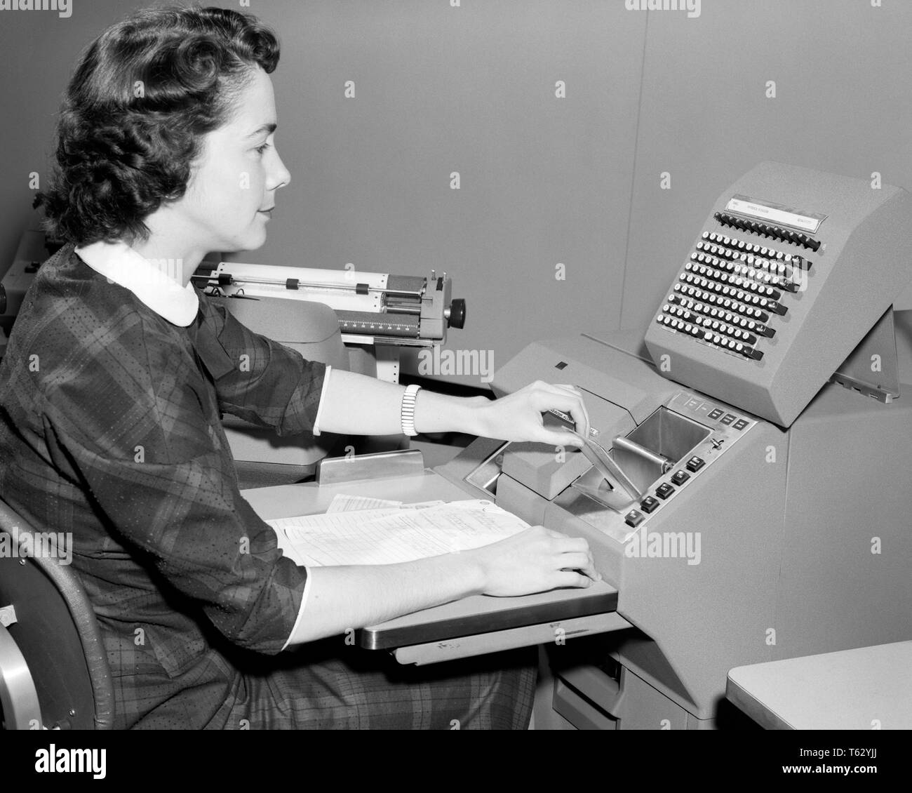 Années 1950, à l'AIDE D'UNE FEMME CARDOTYPE MACHINE IBM COMPTABILITÉ INFORMATIQUE - o1215 HAR001 L'HISTOIRE DE LA STATION DE RECHERCHE D'EMPLOI FEMMES ESPACE COPIE IBM, mi-longueur CHERS PLAID PERSONNES D'ÂGE MOYEN DE LA CONFIANCE DE LA PROFESSION B&W HOMME D'ÂGE MOYEN DES DONNÉES TRAITEMENT SUCCÈS BRUNETTE OCCUPATION COMPÉTENCES COMPÉTENCES HIGH ANGLE Carrières INNOVATION PROGRÈS DU TRAVAIL DE L'emploi des travailleurs des professions à l'aide d'OCCASION DE HAUTE TECHNOLOGIE DE SAISIE DE DONNÉES DE CONNEXION DE L'ADMINISTRATEUR DE TRAITEMENT DES DONNÉES COMPTABLES SECRÉTAIRES EMPLOYÉ MID-ADULT MID-ADULT WOMAN PRECISION WOMAN PORTRAIT NOIR ET BLANC DE L'ORIGINE ETHNIQUE COMMIS AUX ÉCRITURES HAR001 ANCIENNE ouvrière Banque D'Images