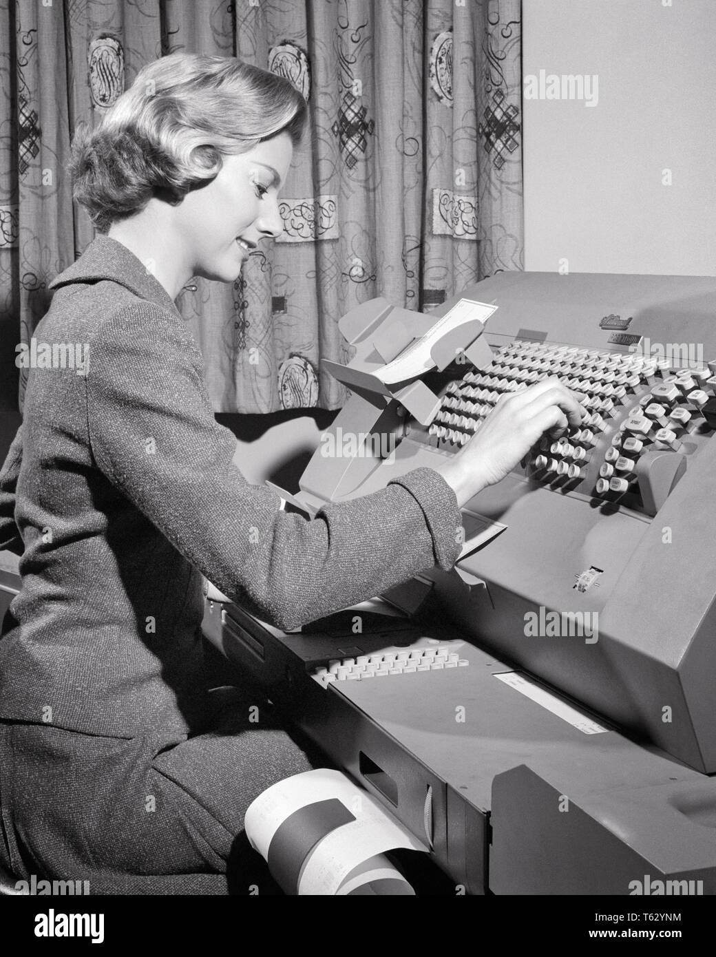 1950 FEMME TRAVAILLANT À CARDATYPE - MACHINE DE TRAITEMENT DES DONNÉES o402 HAR001 H.A.R.S. B&W DE COMPÉTENCES COMPÉTENCES DE TRAITEMENT DES DONNÉES DE L'OCCUPATION DE LA MAIN-D'INNOVATION Progrès de l'ÉLECTRONIQUE DE CRÉER DE L'EMPLOI PROFESSIONS COMPTABLES SAISIE DE DONNÉES EMPLOYÉ CLÉ D'ENTRÉE SECRÉTAIRES PUNCH MID-ADULT WOMAN FEMME JEUNE FEMME ADULTE NOIR ET BLANC DE L'ORIGINE ETHNIQUE CAUCASIENNE HAR001 BUREAU À L'ANCIENNE ouvrière Banque D'Images