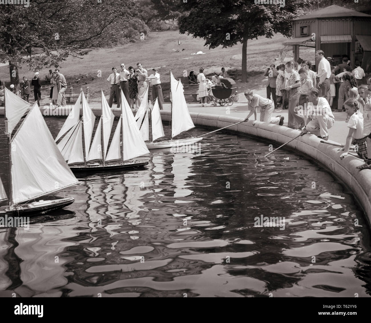 1940 parents et enfants à la goélette BATEAU MODÈLE DE LA RACE À PARTIR DE VOILIER ÉTANG DANS CENTRAL PARK MANHATTAN NEW YORK USA - q45222 CPC001 HARS ANCIENNE MODE COMPÉTITION JUVÉNILE POND le centre de Manhattan à partir de l'histoire de vie JOIE DÉTENTE FEMELLES CÉLÉBRATION UNITED STATES COPIE ESPACE PLEINE LONGUEUR D'AMITIÉ CHERS PERSONNES Etats-unis D'AMÉRIQUE HOMMES VOILIER PÈRES B&W L'ACTIVITÉ COMPÉTENCES GRAND ANGLE RÊVES D'INTÉRÊTS LOISIRS ET PASSE-TEMPS LE BONHEUR des papas HOBBIES LOISIRS EXTÉRIEUR CONNAISSANCE PASSE-TEMPS FIERTÉ PLAISIR CHEZ dans NYC NEW YORK CONCEPTUEL IMAGINATION élégante goélette VILLES NEW YORK CITY Banque D'Images