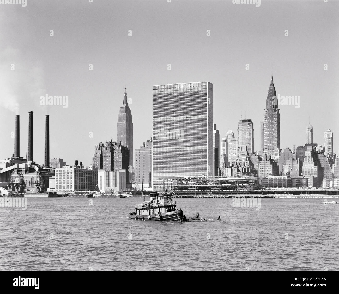 1950 VOIR L'ORGANISATION DES NATIONS UNIES DE L'Empire State Building et le Chrysler Building À PARTIR DE LA RIVIÈRE EAST, MANHATTAN NEW YORK CITY NEW YORK USA - r14092 HAR001 CONCEPTUEL HARS EMPIRE STATE NEW YORK CHEMINÉE ÉLÉGANTE VILLES NEW YORK CITY POWER PLANT TUG BOAT NOIR ET BLANC DE LA RIVIÈRE EAST HAR001 old fashioned UNITED NATIONS Banque D'Images