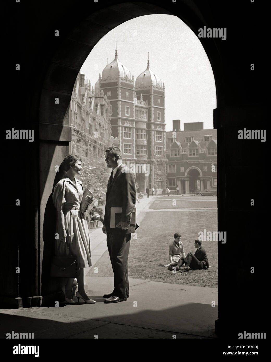 Années 1950 Années 1960 UNIVERSITY COLLEGE COED SCÈNE deux couples d'étudiants parlant l'un DEBOUT DANS ARCHWAY AUTRES assis sur la pelouse de dortoir - s12097 HAR001 HARS FEMELLES HISTOIRE ESPACE COPIE PLEINE LONGUEUR D'AMITIÉ Chers hommes PERSONNES CONFIANCE B&W LE BONHEUR DES UNIVERSITÉS DE DÉCOUVERTE DE CONNAISSANCES EN DORTOIR SUR L'ENSEIGNEMENT SUPÉRIEUR COLLÈGES ÉLÉGANT CONCEPTUEL ARCHWAY COED TOGETHERNESS YOUNG ADULT MAN WOMAN NOIR ET BLANC DE L'ORIGINE ETHNIQUE CAUCASIENNE HAR001 old fashioned Banque D'Images