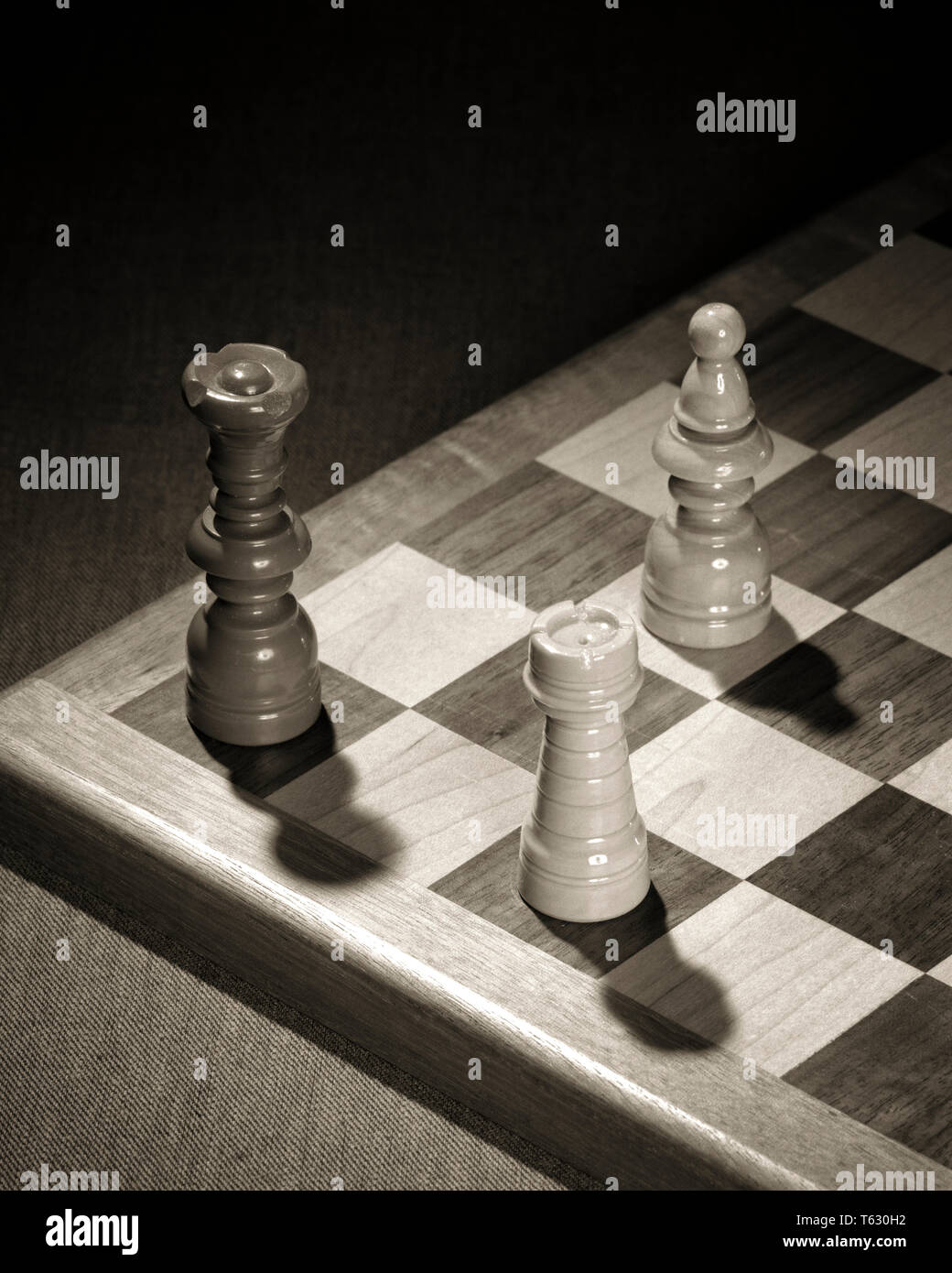 1960 CHECKMATE TROIS PIÈCES DES ÉCHECS montrent opposés à roi noir tenu en échec MENACÉ DE CAPTURE PAR LE FOU BLANC ET TOUR - s15260 HAR001 HARS MENACÉ TOUR ESCAPE CHECKMATE SYMBOLIQUE OPPOSANT ÉVÊQUE CONCEPTS SOLUTIONS DE CAPTURE EN NOIR ET BLANC à l'ANCIENNE HAR001 REPRÉSENTATION PERSONNIFICATION Banque D'Images