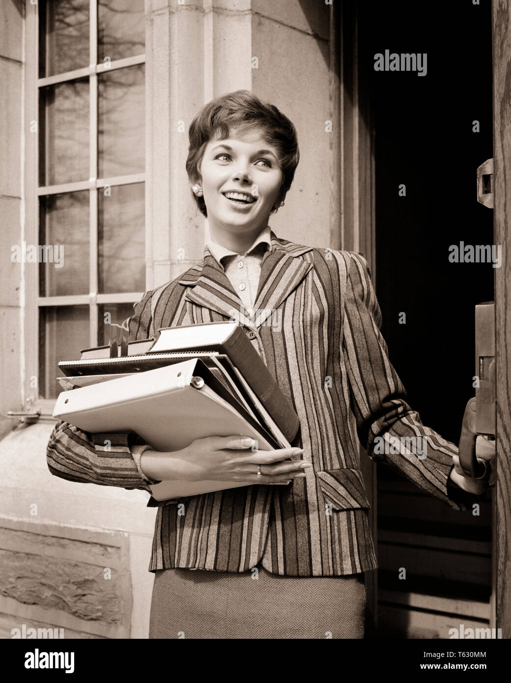 Années 1950 Années 1960 SMILING COED MARCHER HORS DE LA PORTE PORTANT DES LIVRES CAHIERS PORTANT blouson rayé - s8304 HAR001 HARS COPIE ESPACE MESDAMES MI-LONGUEUR DE LA CONFIANCE DES PERSONNES B&W BRUNETTE BONHEUR STYLES JOYEUX JOYEUX SOURIRES FIERTÉ PORTABLES COED ÉLÉGANT FASHIONS YOUNG ADULT WOMAN NOIR ET BLANC DE L'ORIGINE ETHNIQUE CAUCASIENNE HAR001 old fashioned Banque D'Images
