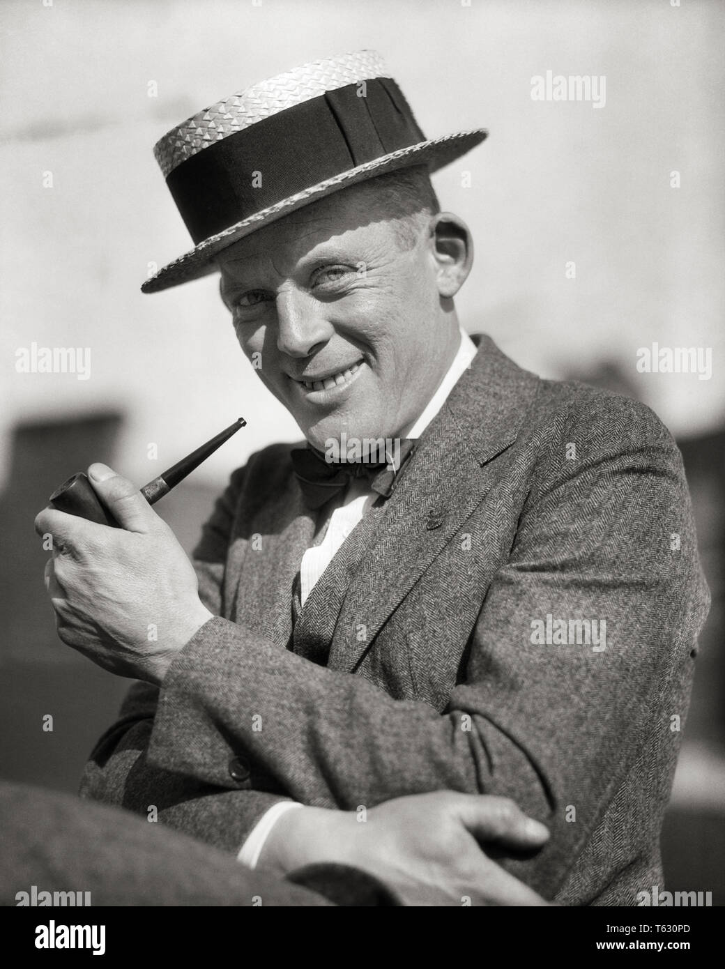 1920 PORTRAIT SMILING MAN fumant une pipe portant un chapeau en paille  CHAPEAU STYLE CRAVATE COSTUME LOOKING AT CAMERA - t380 HAR001 HARS JOIE  SATISFACTION DE VIE ESPACE COPIE TUYAU PERSONNES DEMI-LONGUEUR