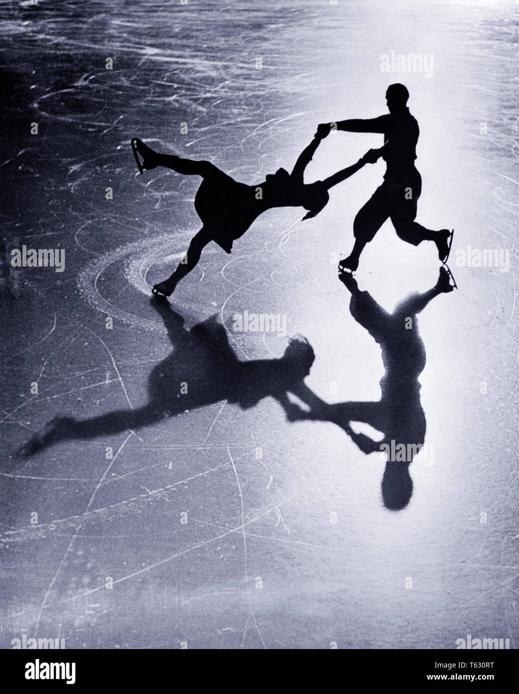 Années 1920, SILHOUETTE ANONYME FIGURE SKATING COUPLE REFLÉTÉ SUR LA GLACE GRINDELWALD Oberland bernois Suisse - w13 HAR001 COPIE ESPACE SANTÉ HARS PLEINE LONGUEUR D'AMITIÉ MESDAMES LA FORME PHYSIQUE DES PERSONNES À RISQUE Les hommes de confiance d'ATHLÉTISME B&W HAUTE PUISSANCE ANGLE BONHEUR PARTENAIRE SUISSE COURAGE LOISIRS SUR LA CONNEXION ANONYME ÉLÉGANT CONCEPTUEL OBERLAND PATINOIRE MID-ADULT MID-ADULT MAN MID-ADULT WOMAN REFLÈTE LA SOLIDARITÉ DE RELAXATION FEMME NOIR ET BLANC DE L'ORIGINE ETHNIQUE CAUCASIENNE HAR001 old fashioned Banque D'Images