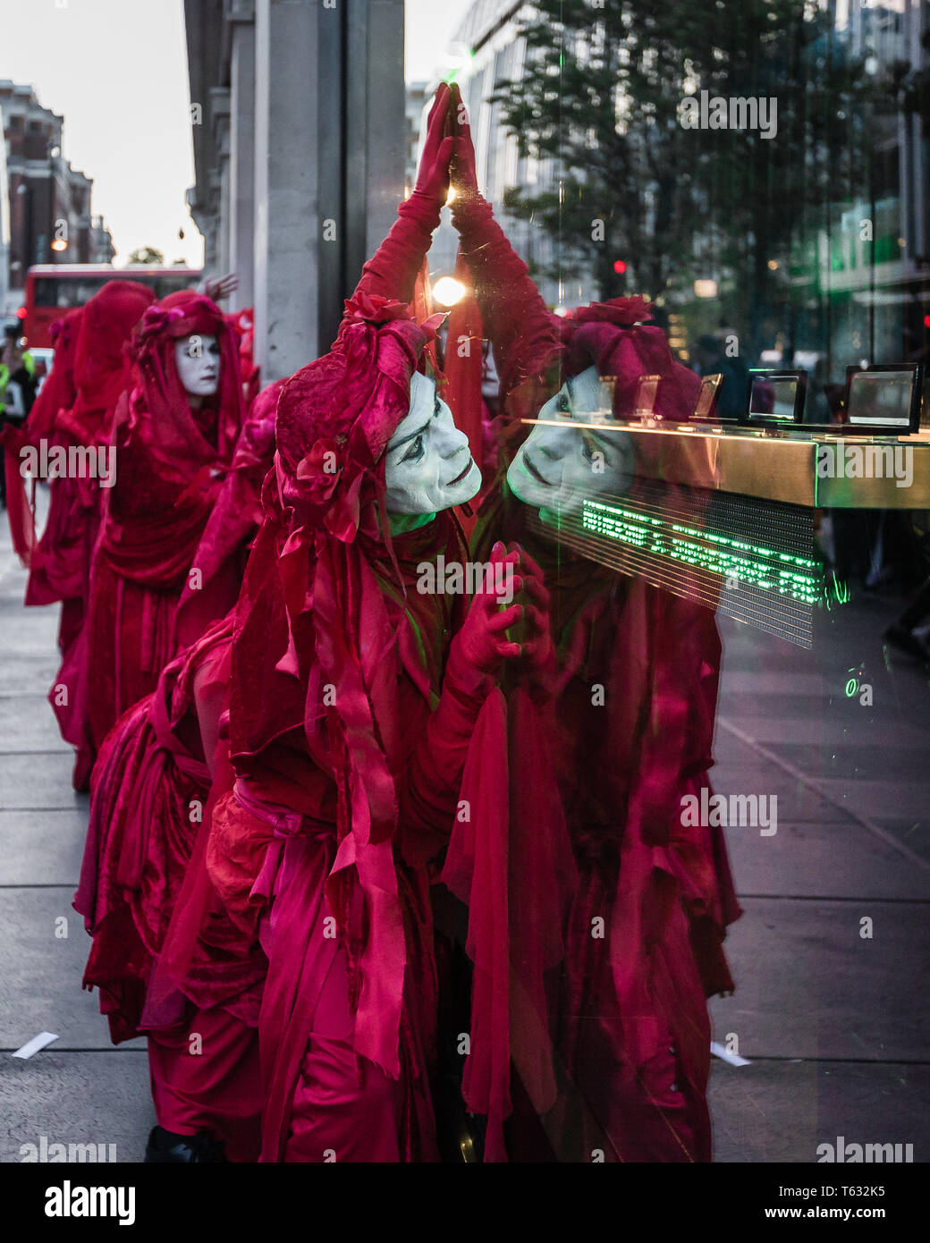 Rébellion Extinction activiste environnemental, le groupe-brigade rouge vu avoir manifesté à Selfridges sur Oxford Street le 25 avril 2019 à Londres Banque D'Images