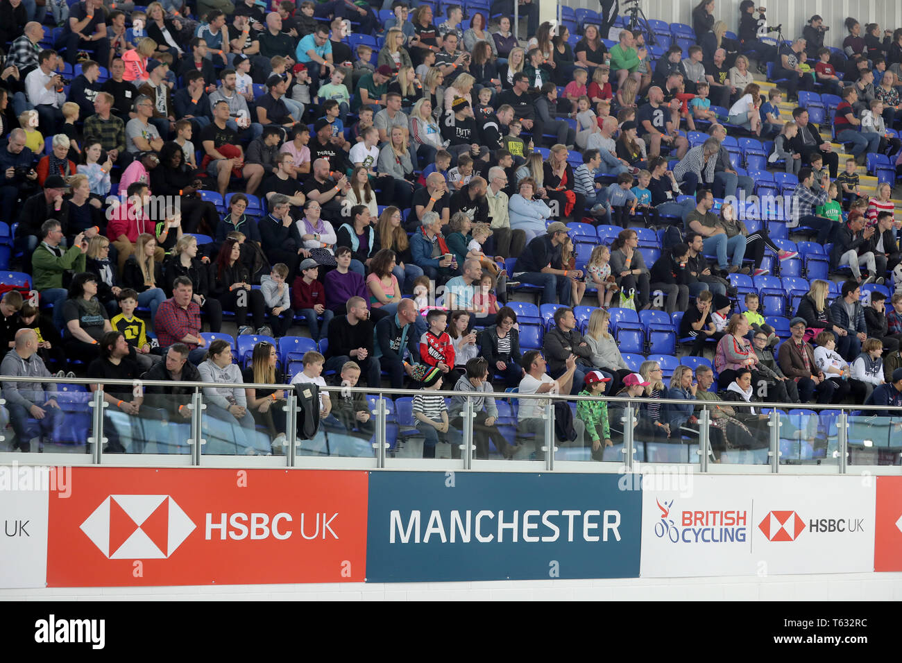 Fans de regarder les courses au cours de la deuxième journée de l'UCI Supercross 2019 BMX Coupe du monde auprès de la UK National Cycling Centre, Manchester. Banque D'Images