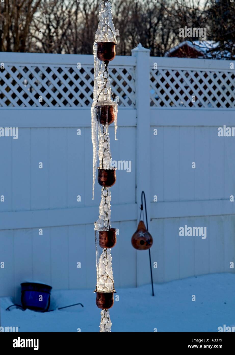 Une évacuation de pluie gelée en hiver Banque D'Images