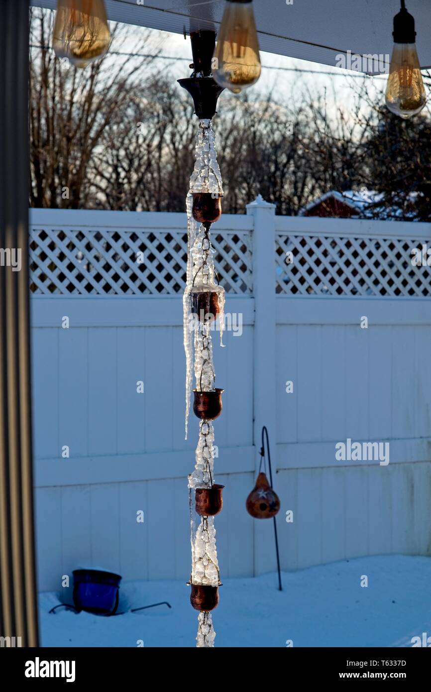 Une évacuation de pluie gelée en hiver Banque D'Images