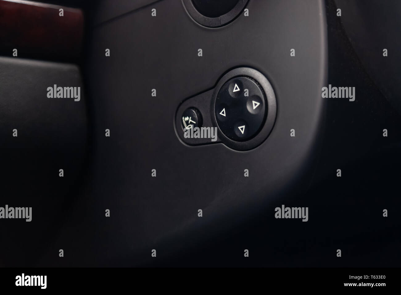 Gros plan sur les boutons de commande au volant inclinable et télescopique  à mémoire de réglage de la voiture à l'arrière d'un suv après nettoyage et  précisant dans Photo Stock - Alamy