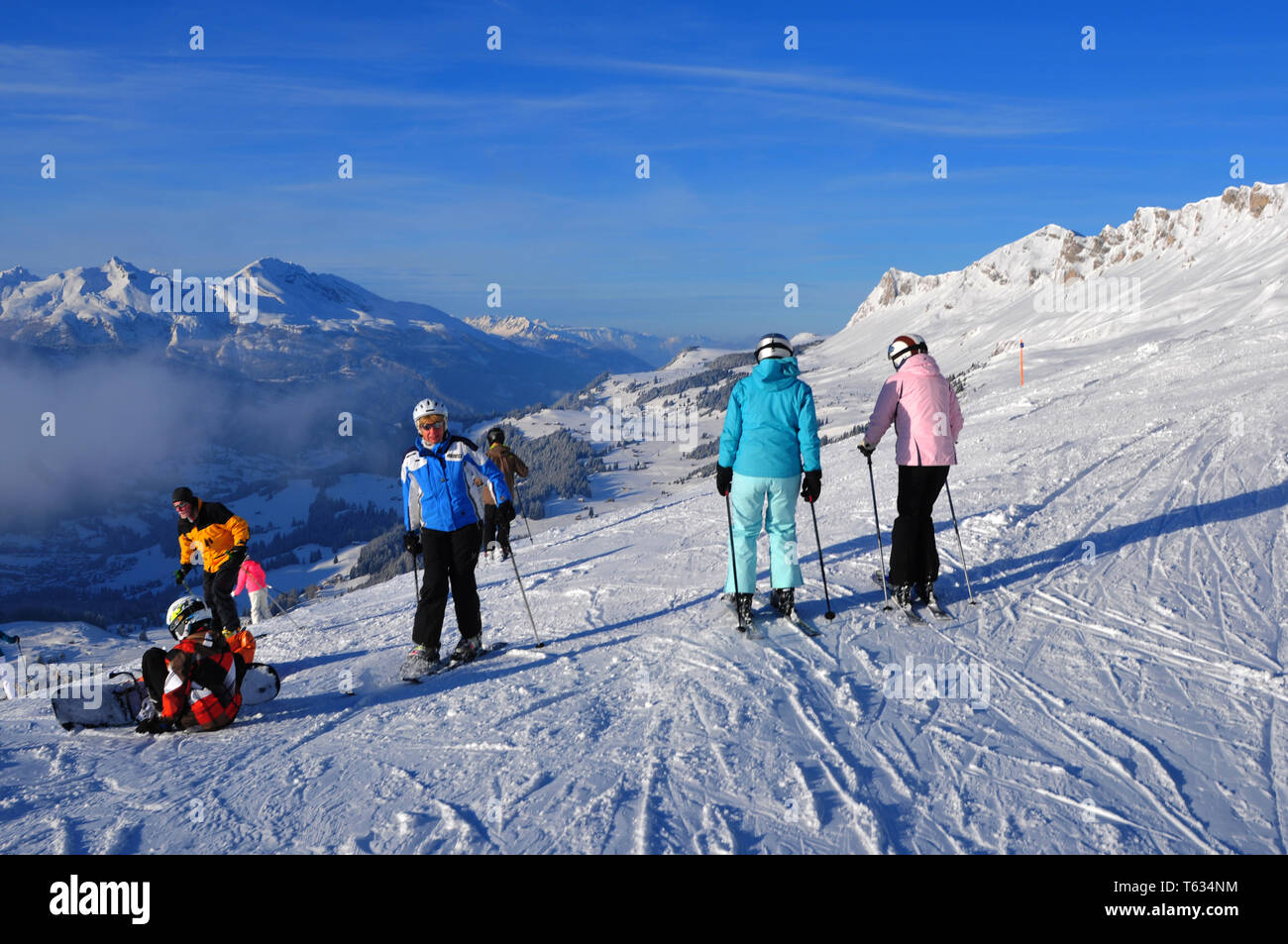 Vue panoramique sur la montagne alpes suisses au Parpaner- Noir, Blanc- Rehorn et station de ski de la célèbre région d'hiver des Alpes Suisses Lenzerheide Banque D'Images