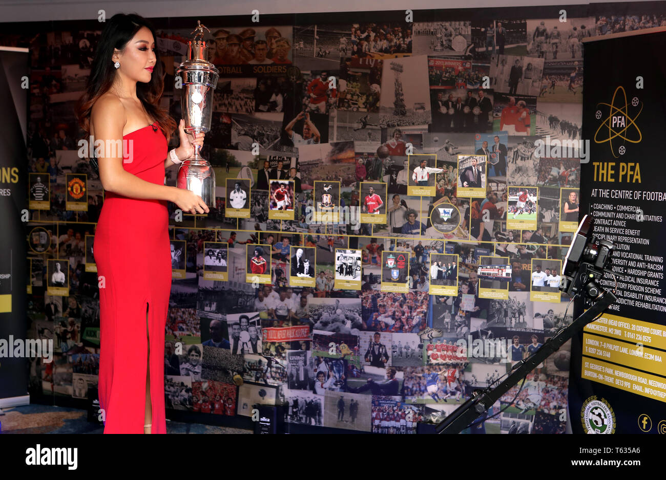 Guest pose pour des photos lors de la PFA Awards 2019 au Grosvenor House Hotel, Londres. Banque D'Images