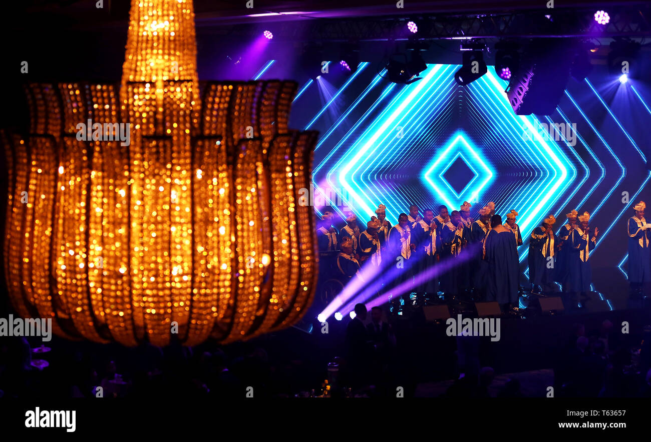 L'exécution par le Leicester 'De Montfort University choir au cours de la PFA Awards 2019 du Grosvenor House Hotel, Londres. Banque D'Images
