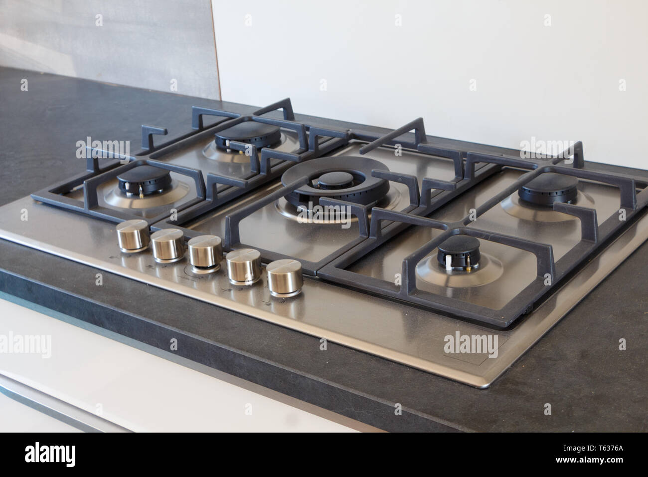 La table de cuisson avec 5 brûleurs dans une cuisine moderne Banque D'Images