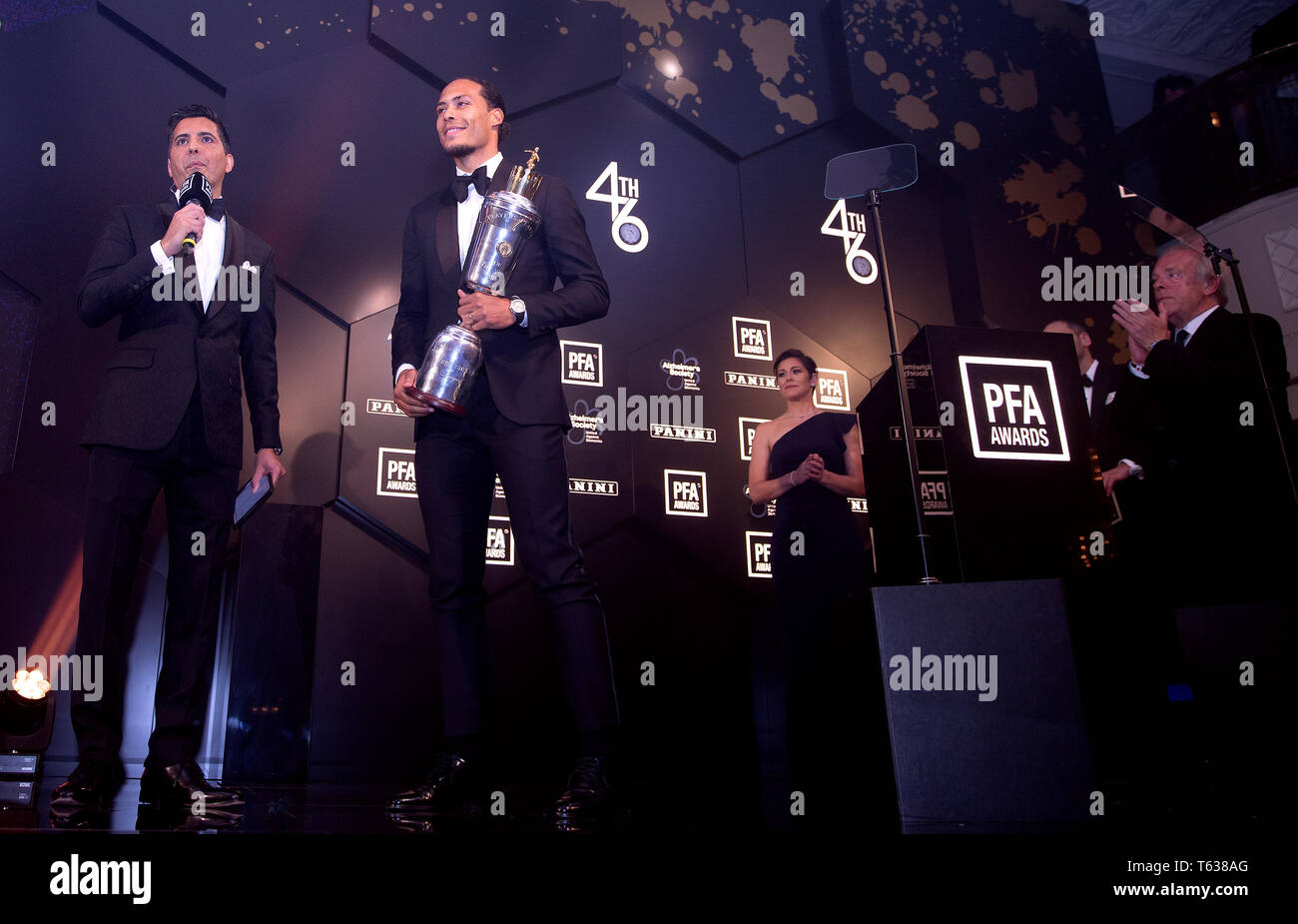 Manish Bhasin hôte (à gauche) des entrevues de Liverpool, Virgil van Dijk qui remportent la PFA Joueur de l'année au cours de la PFA Awards 2019 au Grosvenor House Hotel, Londres. Banque D'Images