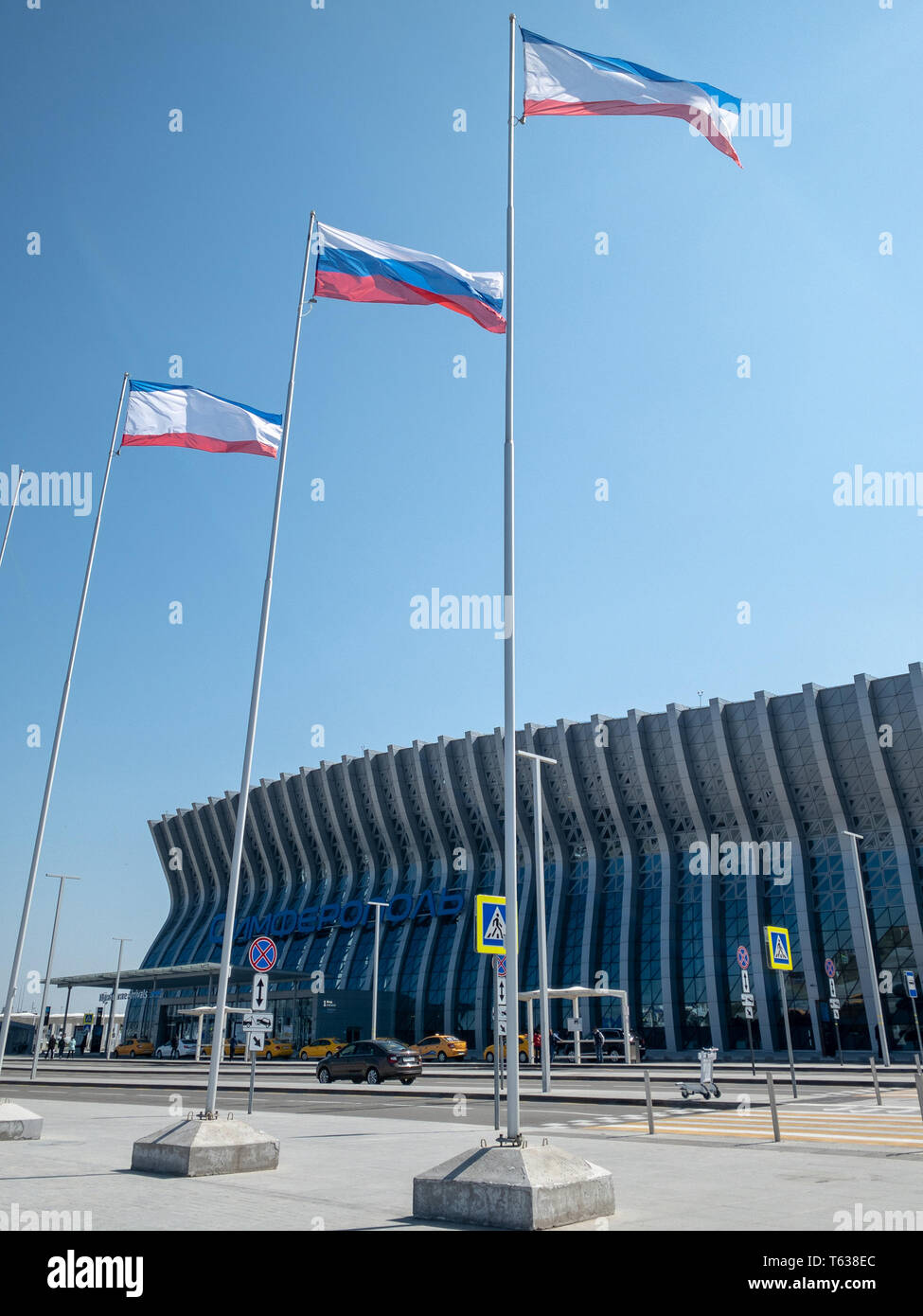 Simferopol, République de Crimée - 23 Avril 2019 : drapeaux de la République de Crimée et de la Fédération de Russie près du nouveau bâtiment de l'aéroport dans la ville Banque D'Images