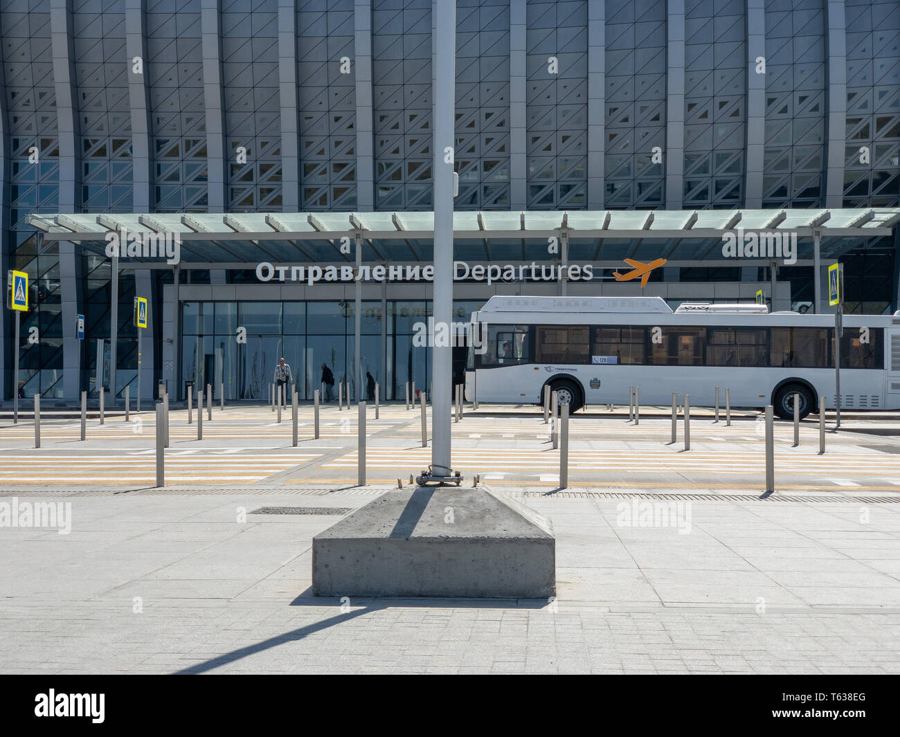Simferopol, République de Crimée - Mars 23, 2019 : Parking à l'aéroport nouveau bâtiment dans la ville de Simferopol. Аэропорт Симферополь Парковка город Banque D'Images