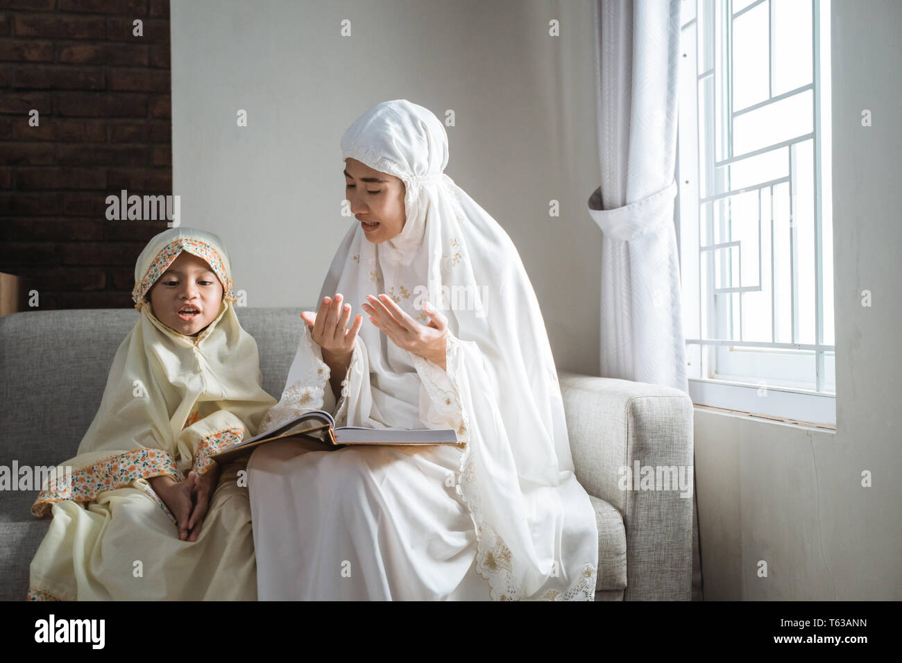 La mère et l'enfant la lecture de Coran Banque D'Images
