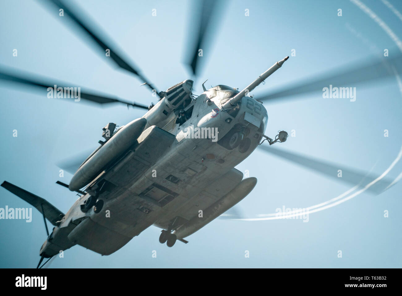 190330-M-HB658-0082 de l'OCÉAN PACIFIQUE (30 mars 2019) un Corps des Marines américains CH-53E Super Stallion moyen maritime avec l'escadron à rotors basculants (VMM) 163 (renforcée), 11e Marine Expeditionary Unit (MEU), fait l'appel en cours de vol. Les Marines et les marins du 11e MEU mènent des opérations de routine dans le cadre du groupe amphibie Boxer dans l'océan Pacifique. (U.S. Marine Corps photo par le s.. Donald Holbert) Banque D'Images