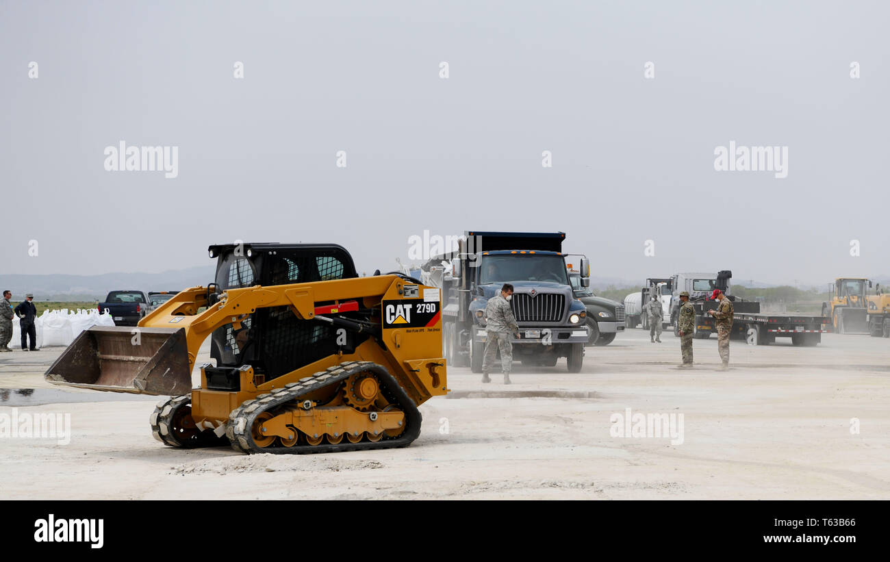 Les aviateurs américains affectés au 51e Escadron de préparation logistique et le 51e Escadron de génie civil aviation simulé effectuer la récupération du cratère lors d'un exercice d'entraînement à Osan Air Base, République de Corée, le 19 avril 2019. Les aviateurs américains affectés au 554th Escadron Cheval Rouge hors d'Andersen Air Force Base, Guam, a chargé les participants sur les procédures correctes de l'aérodrome de récupération rapide des dommages, ou RADR. RADR est une ligne d'assemblage processus utilisé pour récupérer un aérodrome endommagés.. Capacités RADR soutenir des milliers de sorties pour toutes les cellules, à fournir des options de réparation semi-permanent dans Banque D'Images