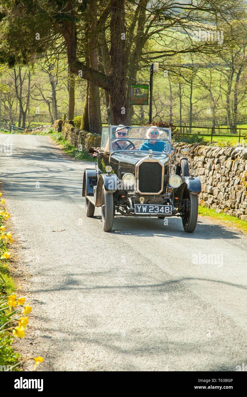 Une femme et un homme âgés dans un vieux millésime 1928 voiture à moteur Humber conduite le long de routes de campagne tranquille dans la Nidderdale Yorkshire Dales England UK Banque D'Images