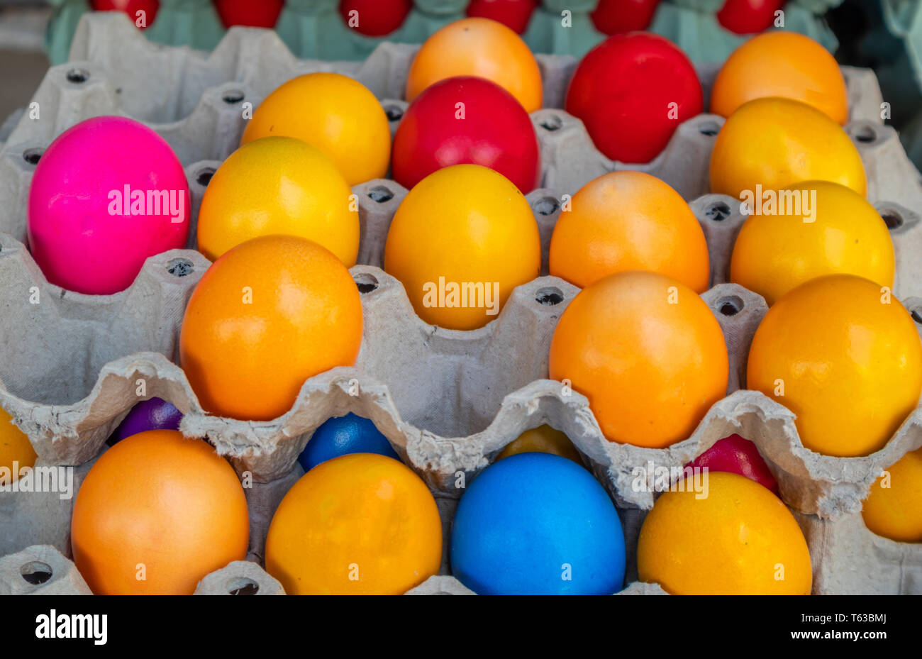Pâques orthodoxe. Oeufs colorés dans l'emballage carton, vue en gros, historique complet Banque D'Images