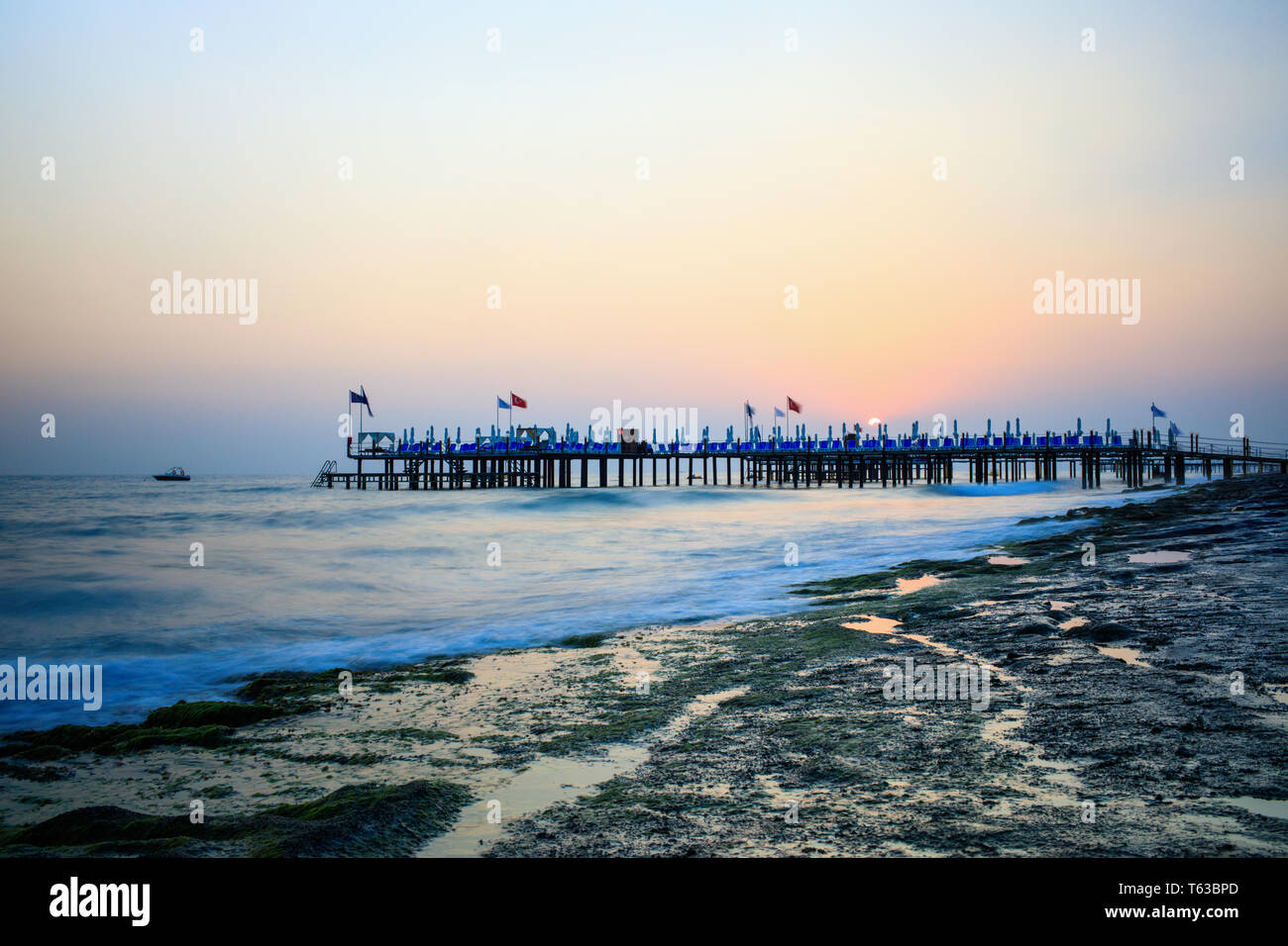 Belle vue sur la jetée de la côte sur les rochers. Banque D'Images