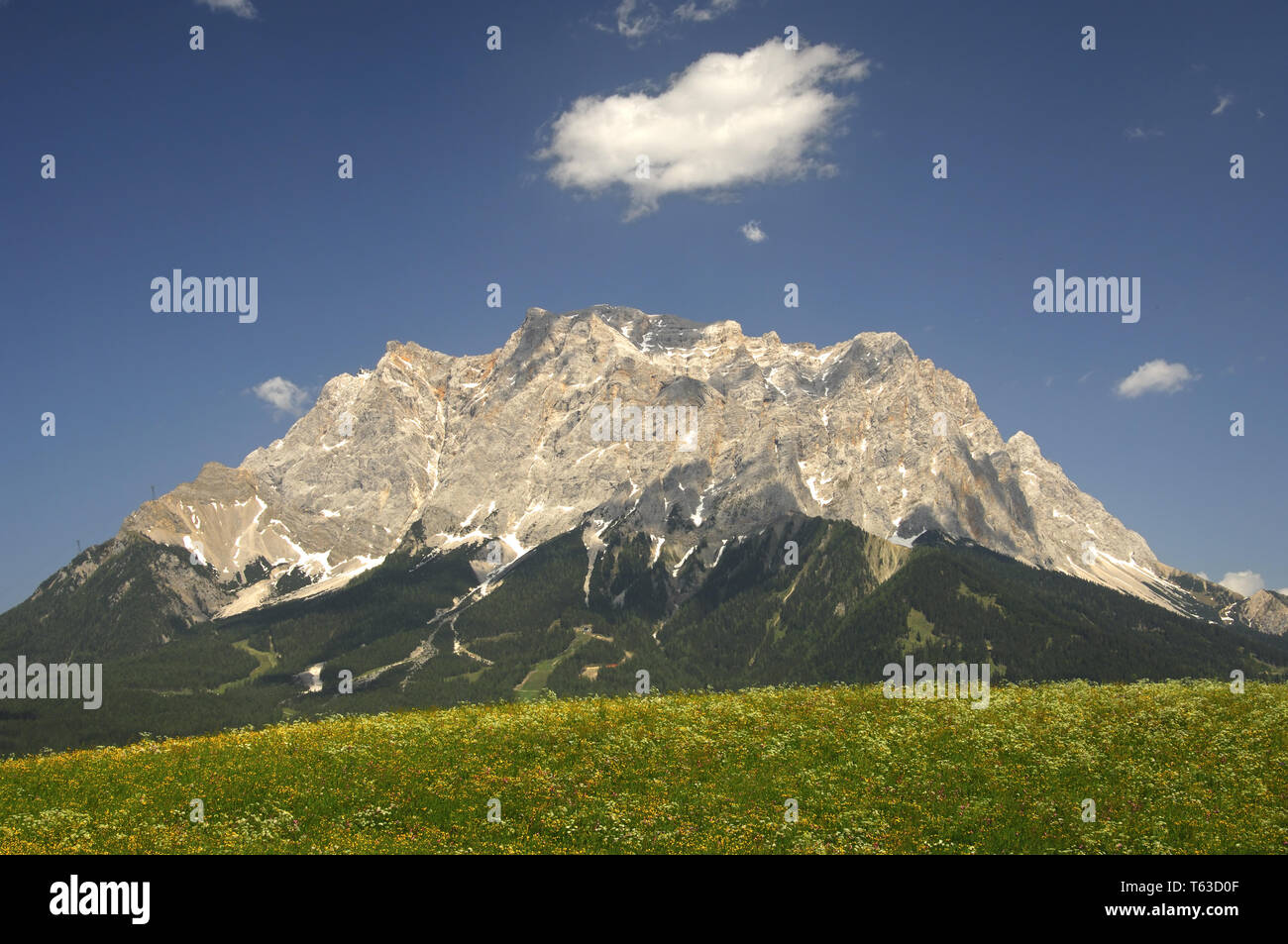 Regardez à la Zugspitze, la plus haute montagne d'Allemagne Banque D'Images