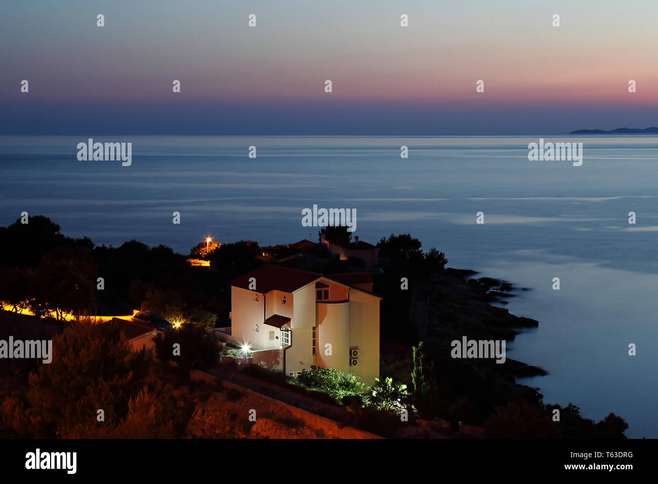 Nuit sur la côte en Croatie avec exposition longue Banque D'Images