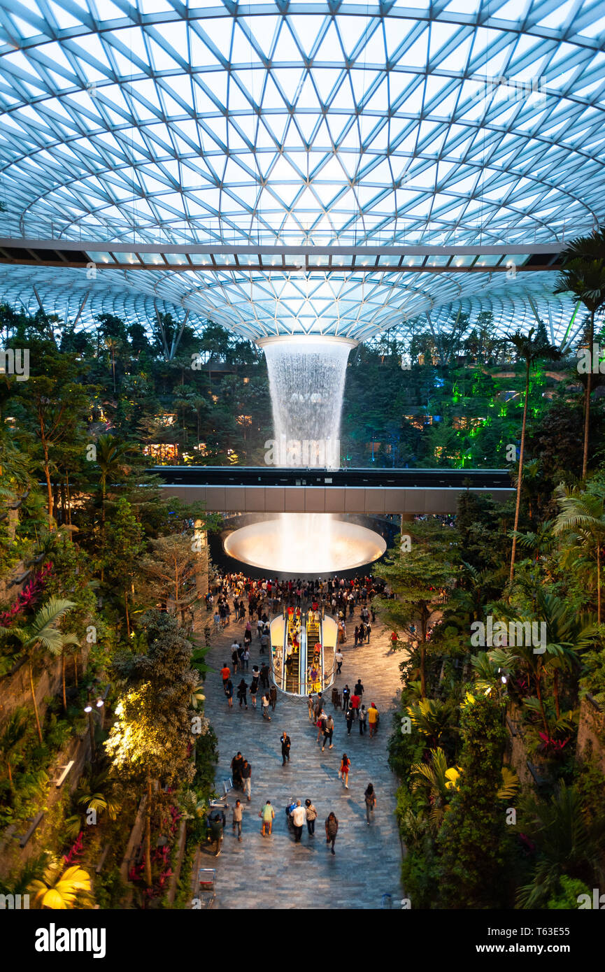28.04.2019, Singapour, République de Singapour, en Asie - intérieur de la nouvelle borne de bijoux à l'aéroport de Changi avec cascade intérieure et la vallée de la forêt. Banque D'Images