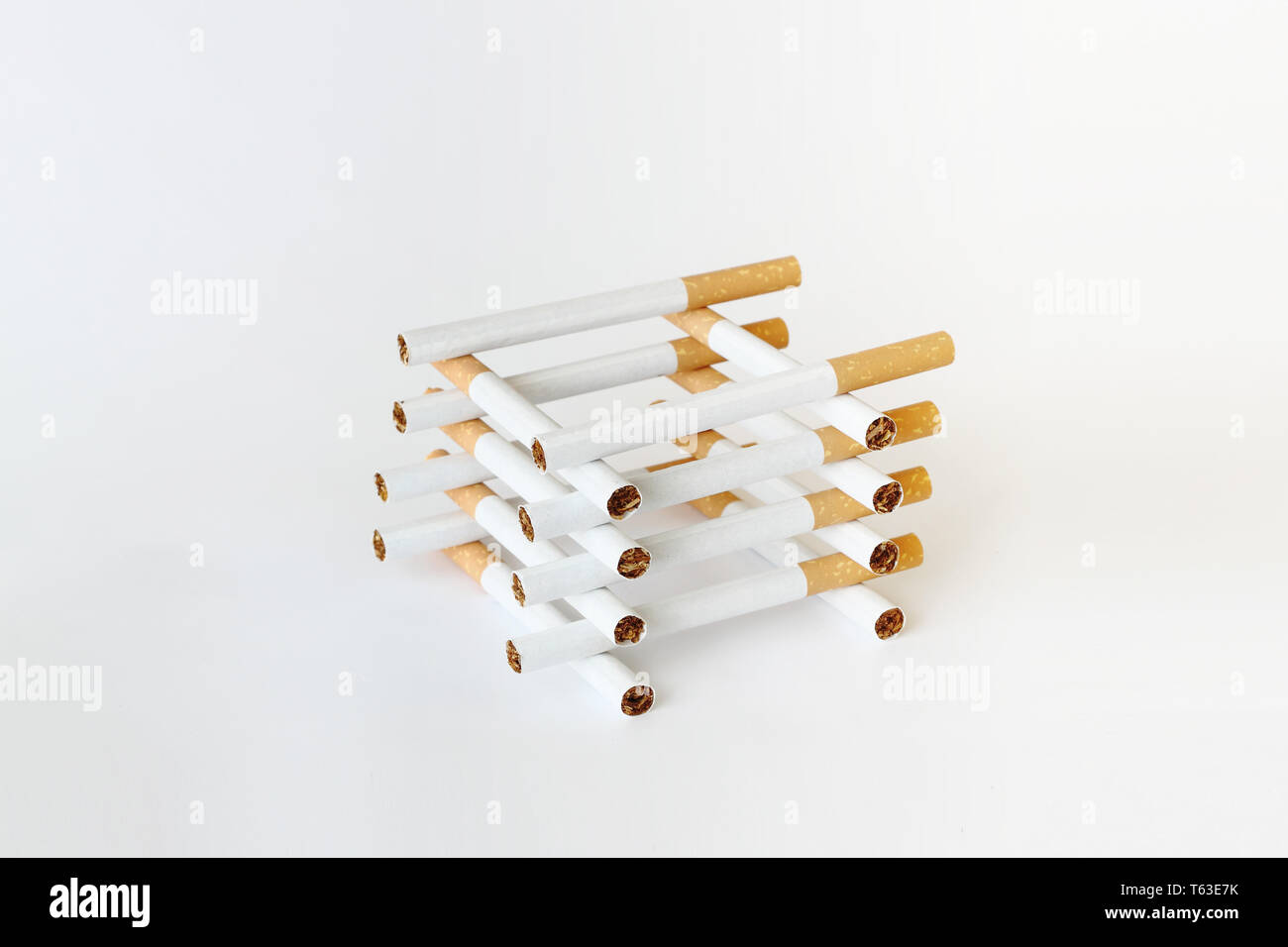 Belle composition des cigarettes sur fond blanc Banque D'Images