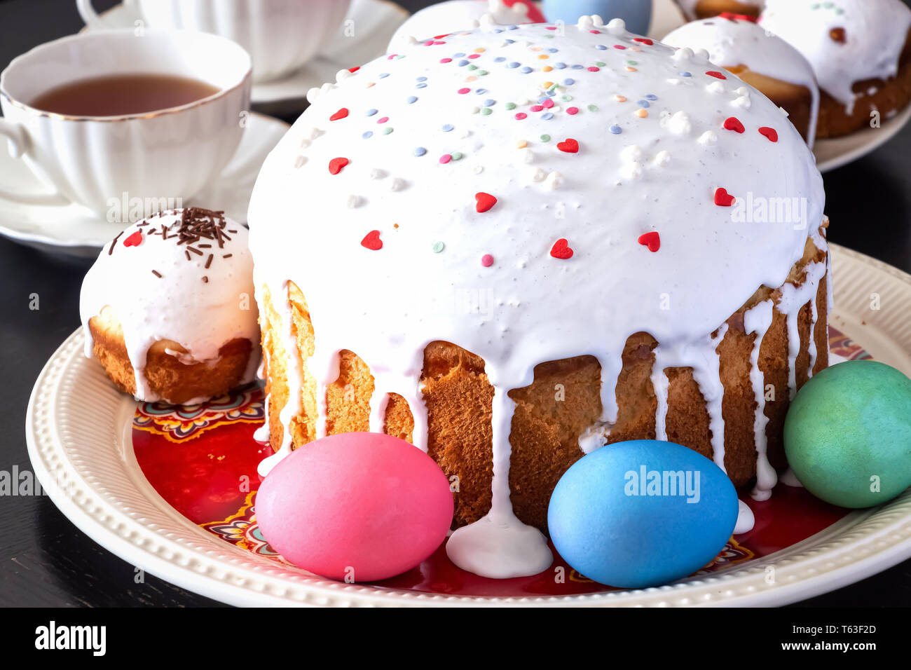 Gâteau de pâques oeufs colorés et de close-up. Joyeuses Pâques petit déjeuner en famille concept. Focus sélectif. Banque D'Images