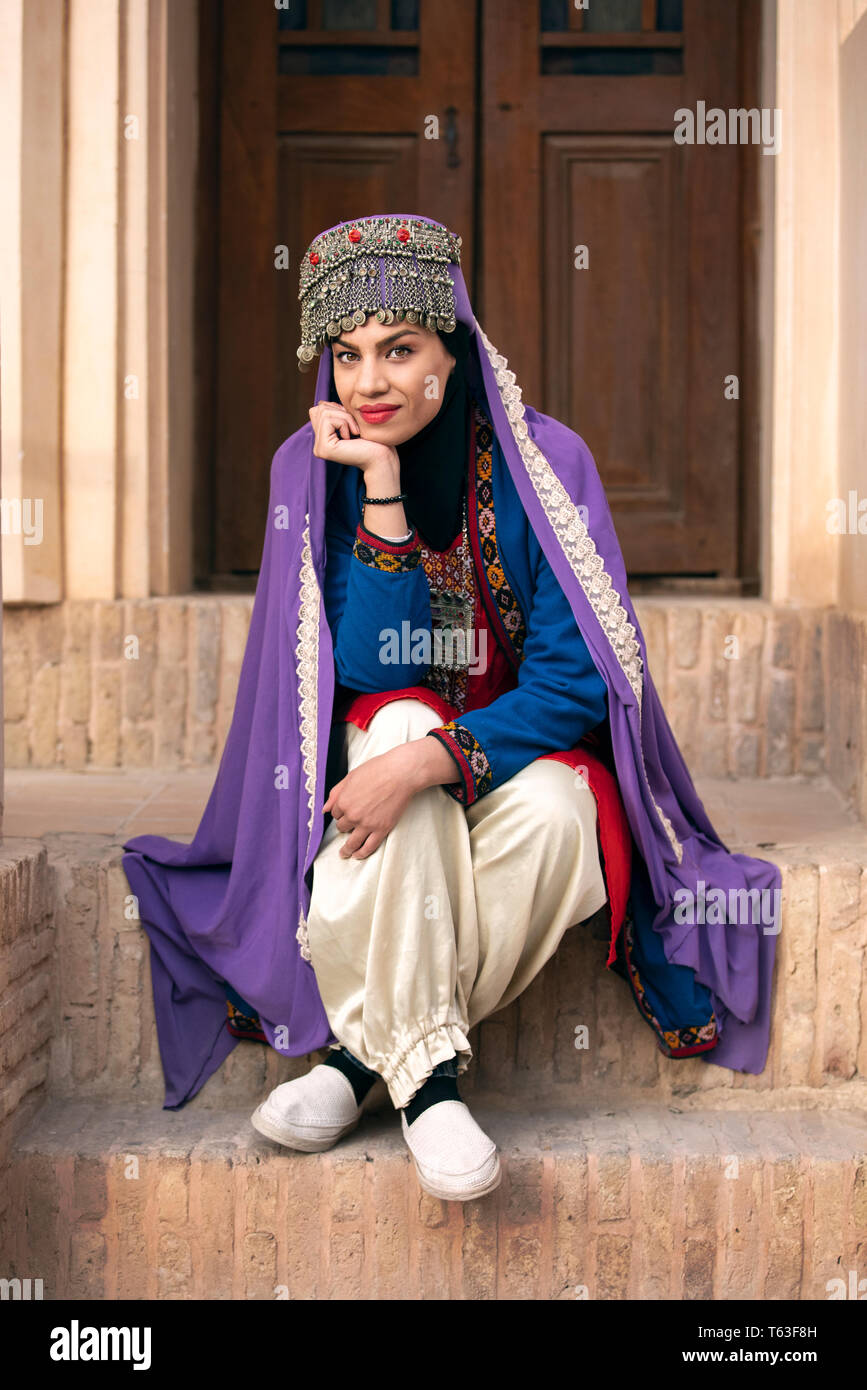 Belle jeune femme en costume traditionnel iranien Photo Stock - Alamy