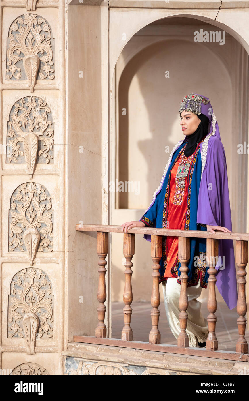 Belle jeune femme en costume traditionnel iranien Banque D'Images