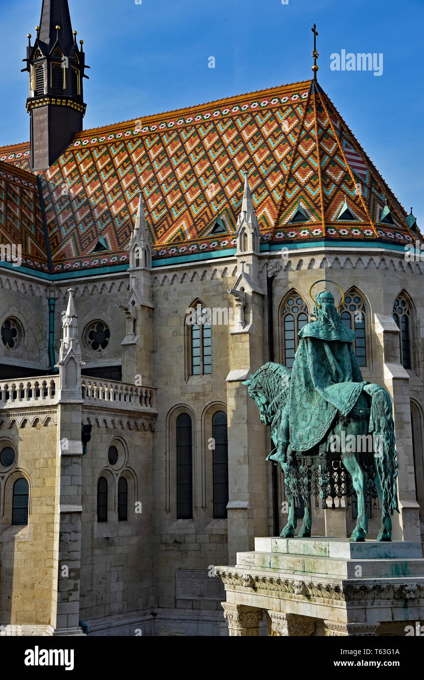 Mátyás Église et la statue de St István devant le Bastion des pêcheurs au coeur de la zone du château de Buda, à Budapest, en Hongrie, en Europe. Banque D'Images