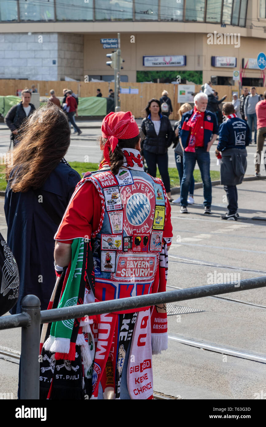 STACHUS, Muenchen, le 6 avril 2019 : FC Bayern fan sur la façon d'un endroit public pour le match de football FC Bayern Munich vs bvb Banque D'Images