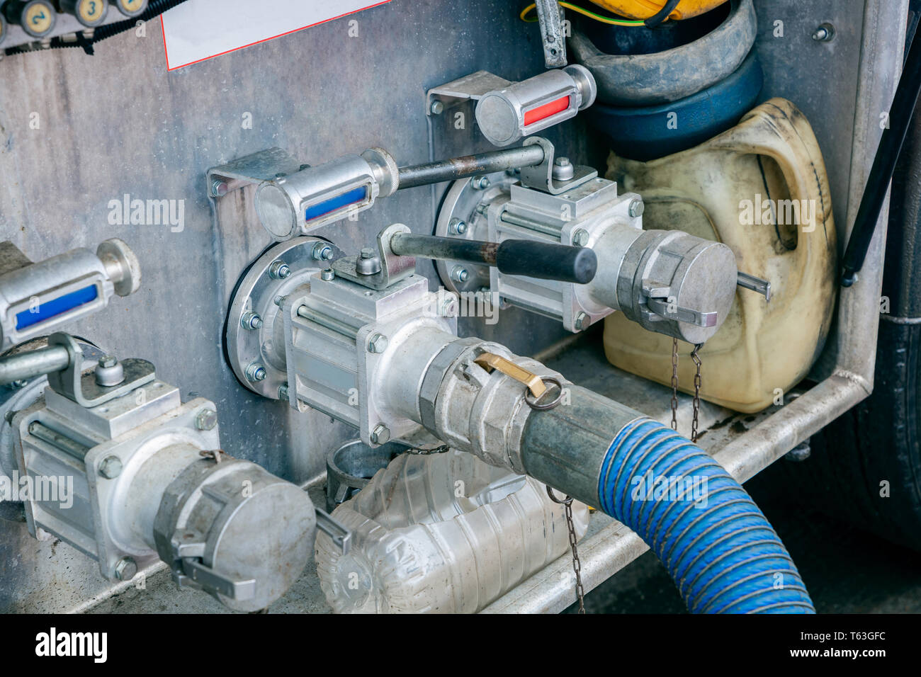 La vidange du carburant dans le réservoir à la station Photo Stock - Alamy