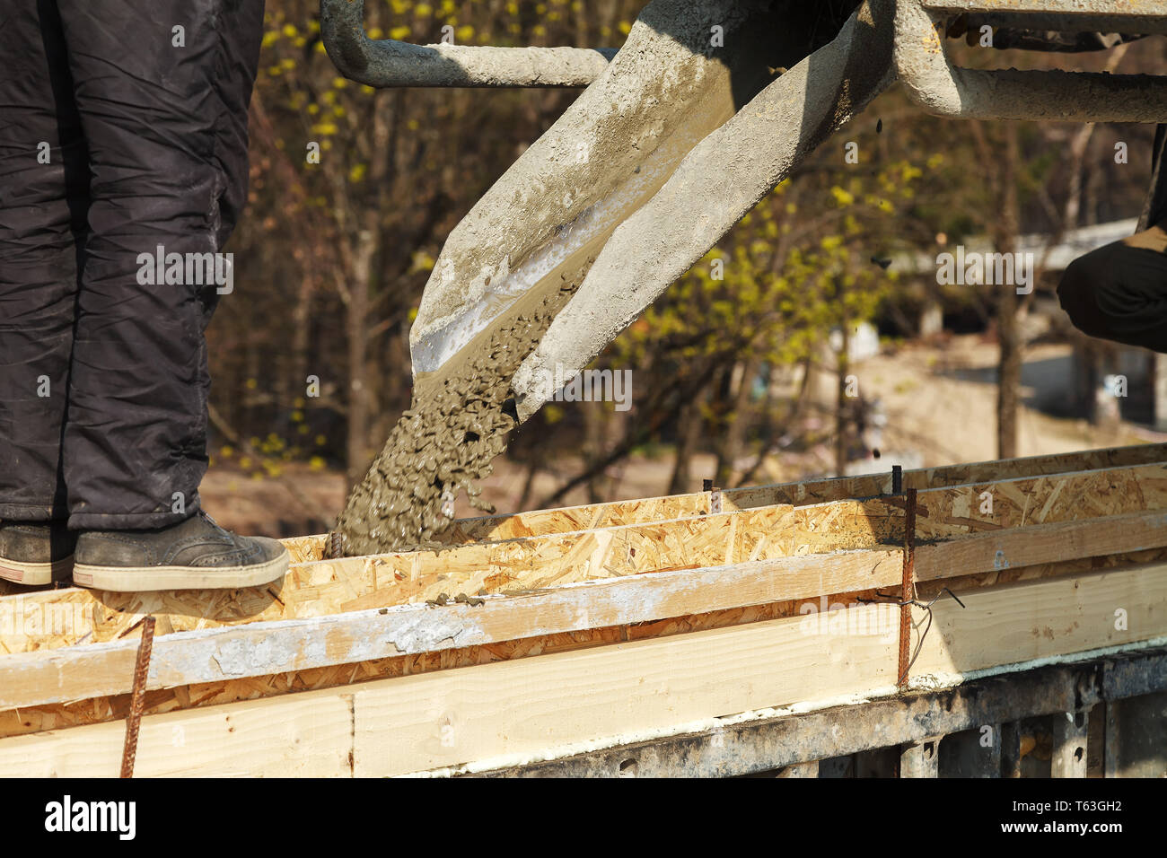 Le coulage du béton dans la construction de la maison. Les constructeurs de se verser le béton prêt à l'emploi Banque D'Images