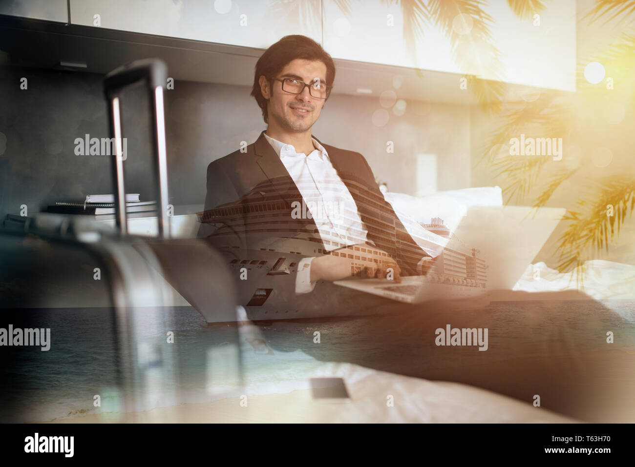 Homme d'affaires voyageur avec son ordinateur est prêt pour le navire de croisière vacances . Double exposition Banque D'Images