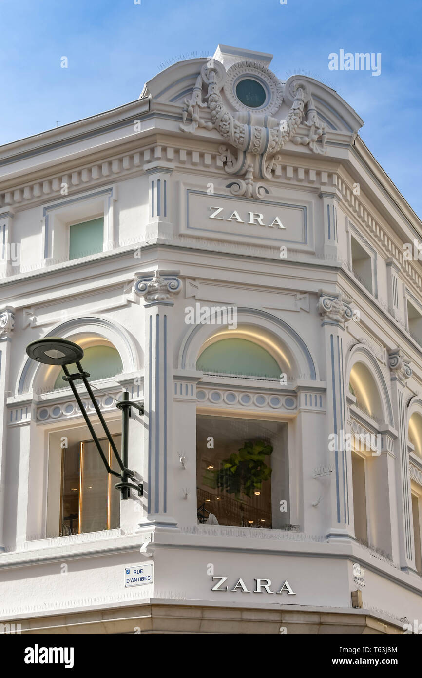 CANNES, FRANCE - Avril 2019 : l'extérieur de la succursale de Zara à Cannes.  Zara est un détaillant de mode rapide espagnol Photo Stock - Alamy