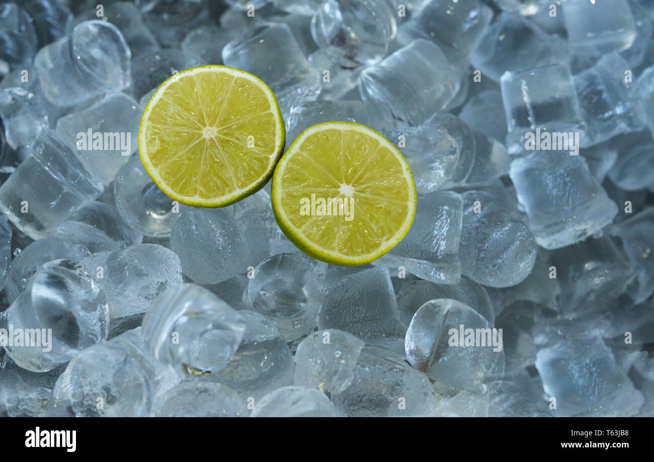Bannière fond moitiés de fruit citrus lime sur la glace froide Banque D'Images