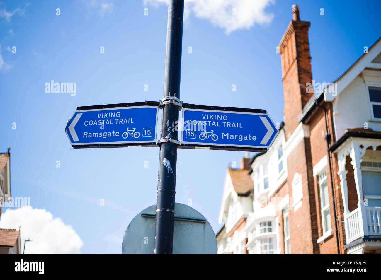 Broadstairs, Kent, UK. Deux panneaux bleus indiquant la direction de la promenade côtière de Viking. Une mise en scène à l'autre de Ramsgate à Margate. Banque D'Images